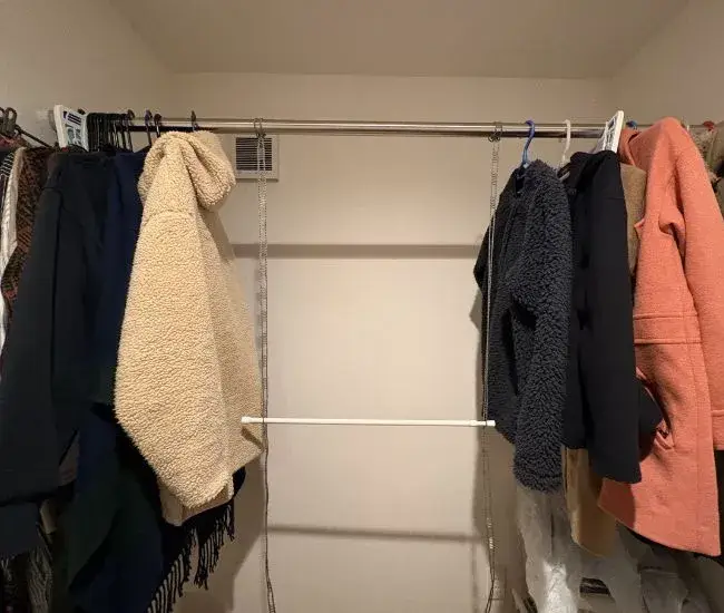 突っ張り棒を差し込んでいる様子（撮影：grapeライフハック編集部）