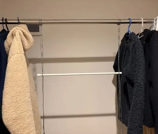 突っ張り棒を設置した状態（撮影：grapeライフハック編集部）
