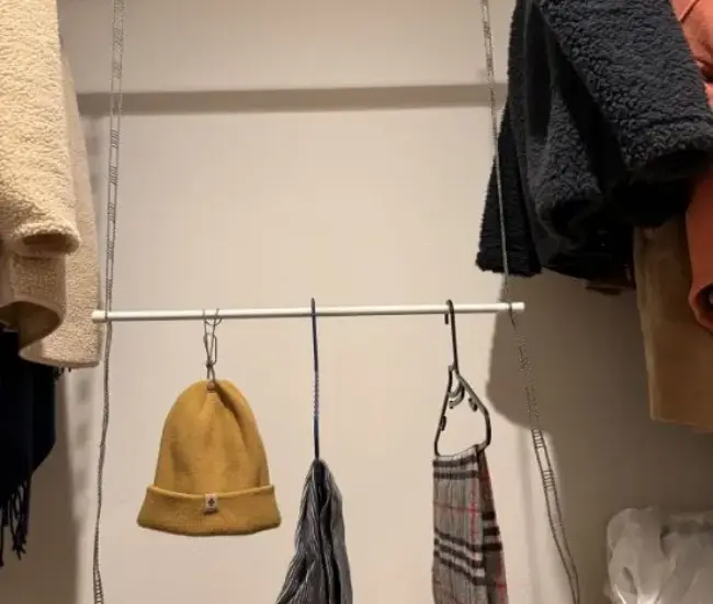 服をかけた様子（撮影：grapeライフハック編集部）