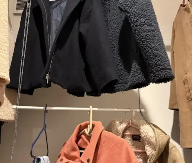 重い服をかけて検証している様子（撮影：grapeライフハック編集部）