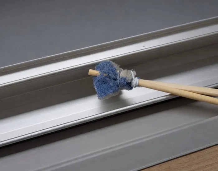 割り箸が突き出たスポンジ（撮影：grapeライフハック編集部）