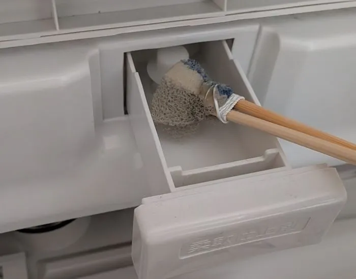 浴室レールの掃除（撮影：grapeライフハック編集部）