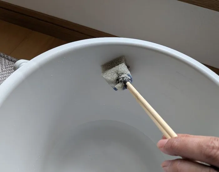 バケツでスポンジをすすぐ様子（撮影：grapeライフハック編集部）