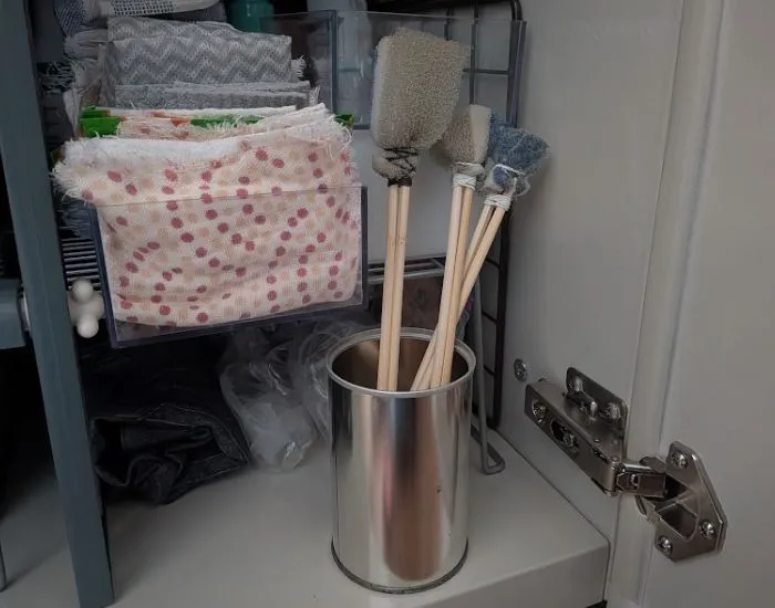 掃除グッズと割り箸スポンジ（撮影：grapeライフハック編集部）