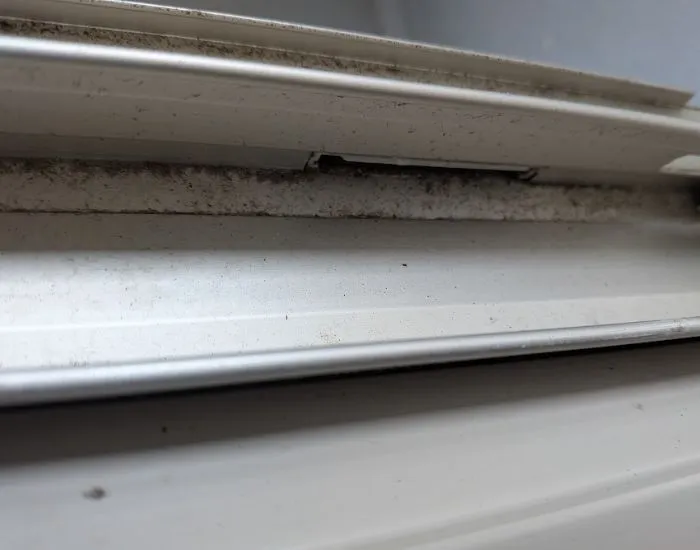 汚れたサッシの溝（撮影：grapeライフハック編集部）