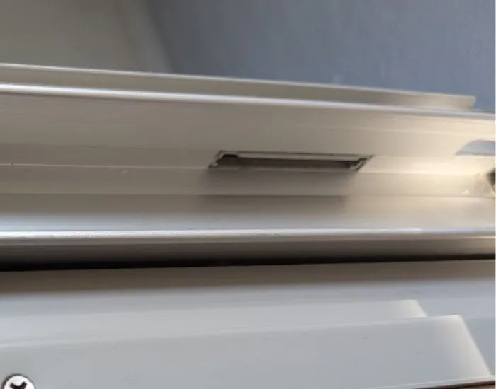 掃除後のサッシの溝（撮影：grapeライフハック編集部）