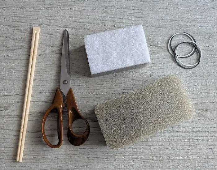 スポンジをカットする様子（撮影：grapeライフハック編集部）