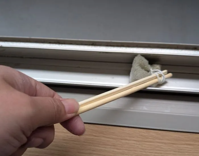 輪ゴムで固定する様子（撮影：grapeライフハック編集部）