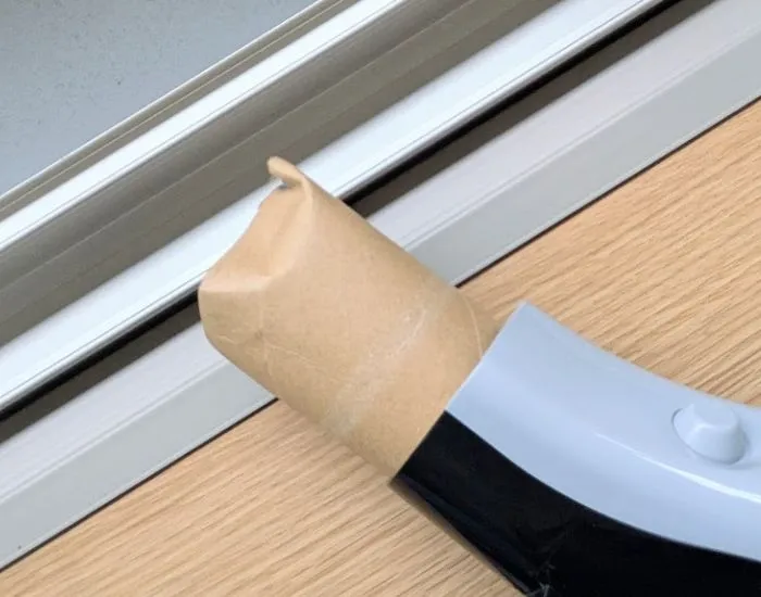 つぶれてしまったトイレットペーパーの芯の先端（撮影：grapeライフハック編集部）