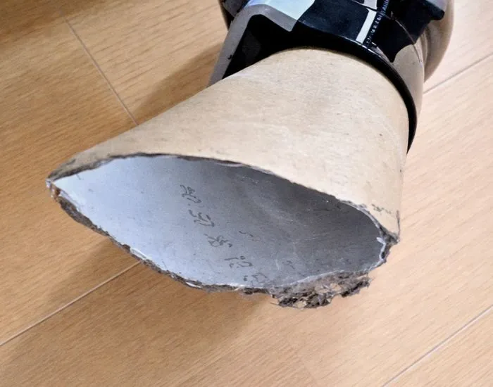 サッシの溝のホコリを吸い取る様子（撮影：grapeライフハック編集部）