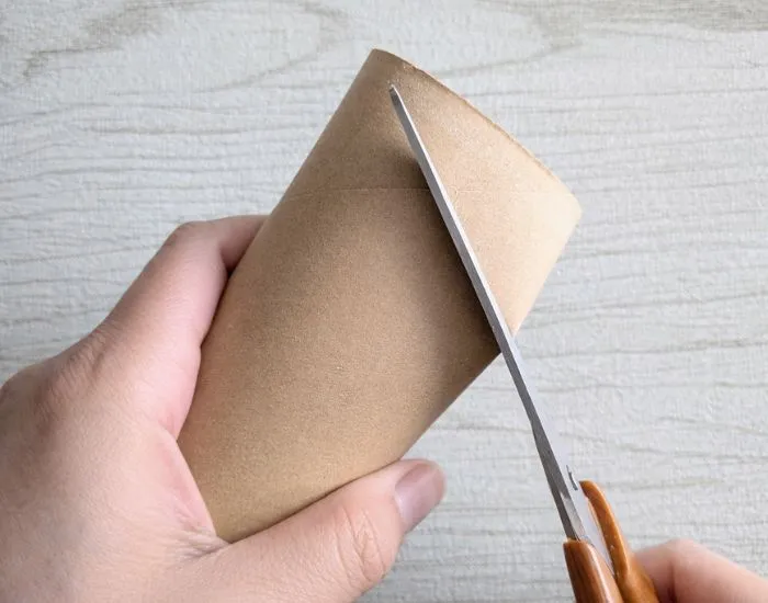 先端を斜めにカットしたトイレットペーパーの芯（撮影：grapeライフハック編集部）