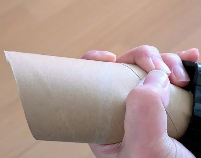 差し込み部分を手で調整する様子（撮影：grapeライフハック編集部）