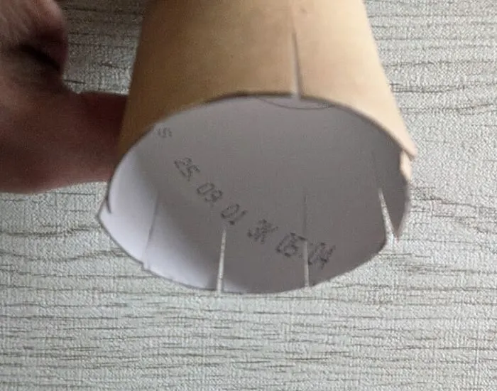 差し込み側に切り込みを入れたトイレットペーパーの芯（撮影：grapeライフハック編集部）