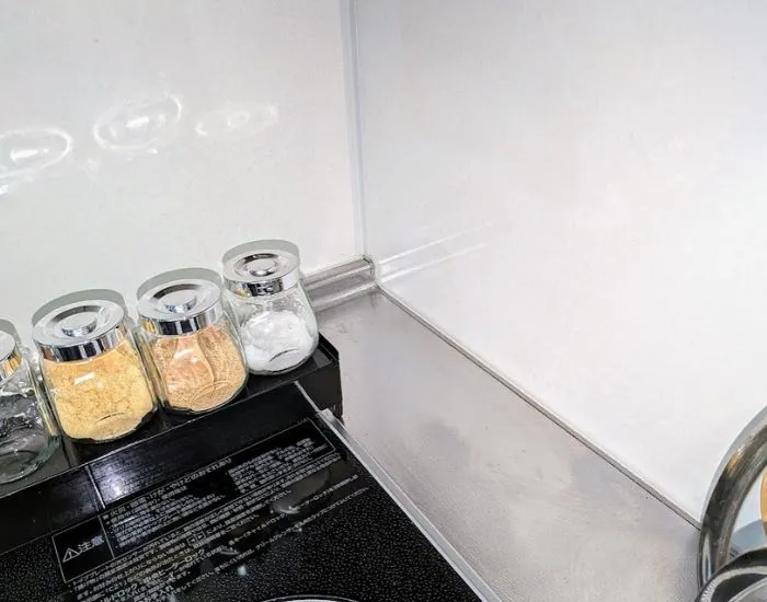 ウォールシェルフ設置後のキッチン