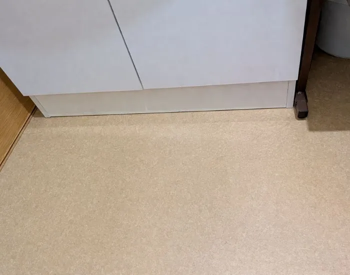 浮かせて収納した体重計