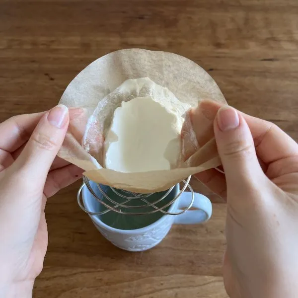 フィルターごと取り出している様子（撮影：grapeフード編集部）