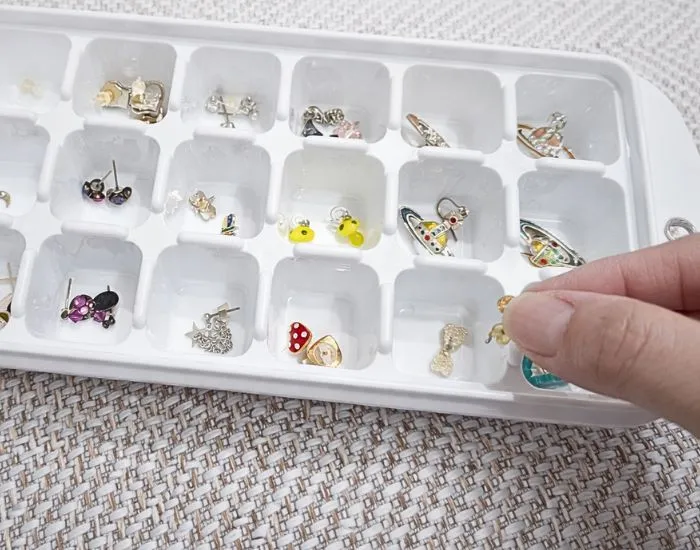 ピアスを取り出す様子（撮影：grapeライフハック編集部）