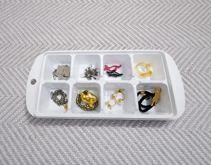 製氷皿に収納したアクセサリー（撮影：grapeライフハック編集部）