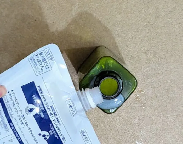 詰め替え中に液体をこぼした様子