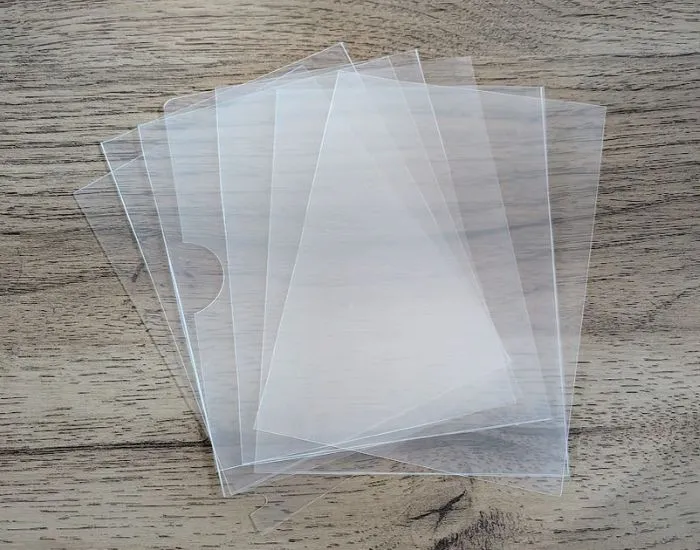 クリアファイルをカットする様子