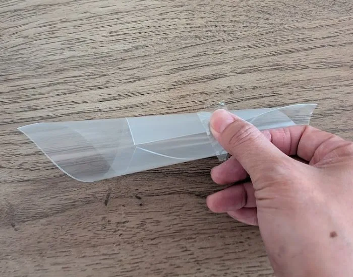 円すい状に丸めたクリアファイル