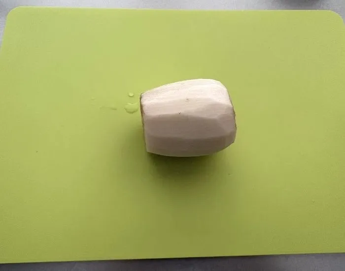 レンコンの皮をむいている様子