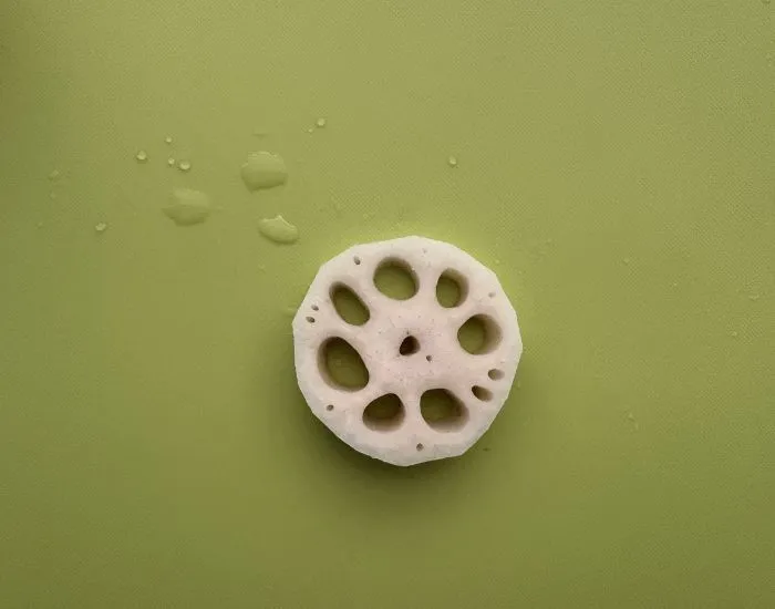 レンコンを1cm厚に輪切りにした様子