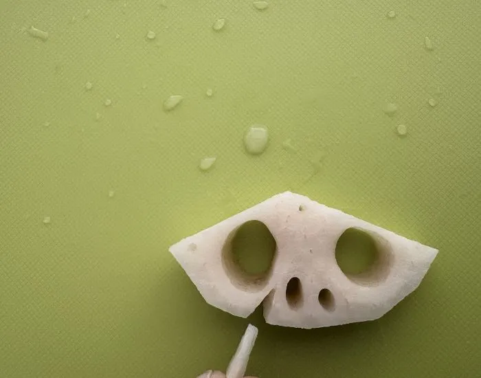 鼻の穴の横に三角の切れ目を入れている様子