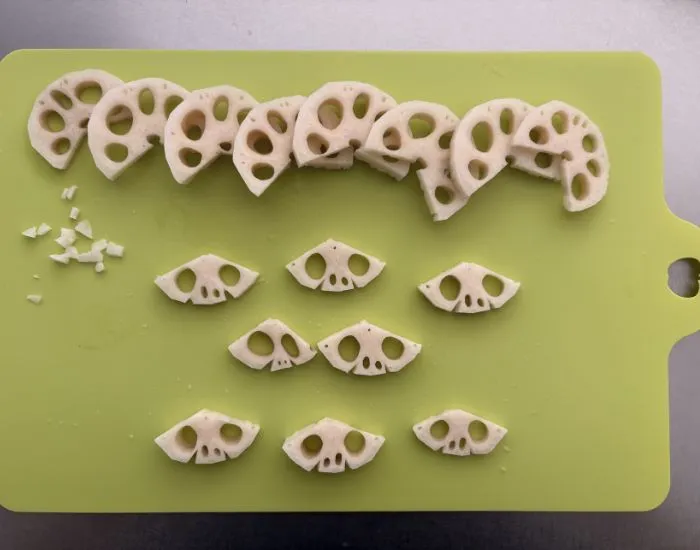 レンコンの輪切りにドクロを1つ混ぜた様子