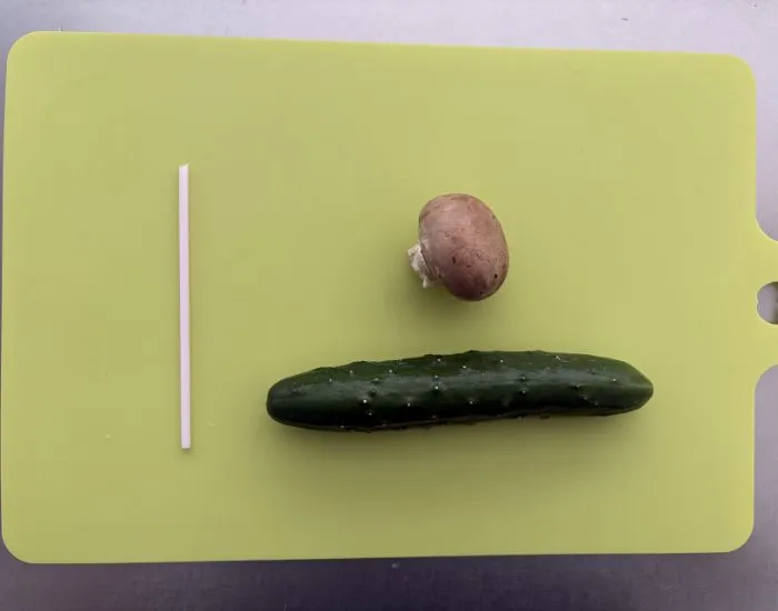 キュウリとマッシュルーム、ストローを用意した様子