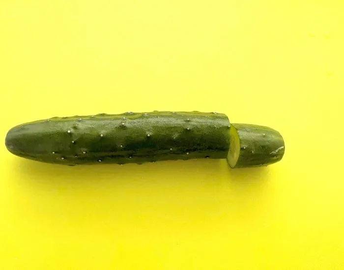 キュウリを3cm幅にカットした様子