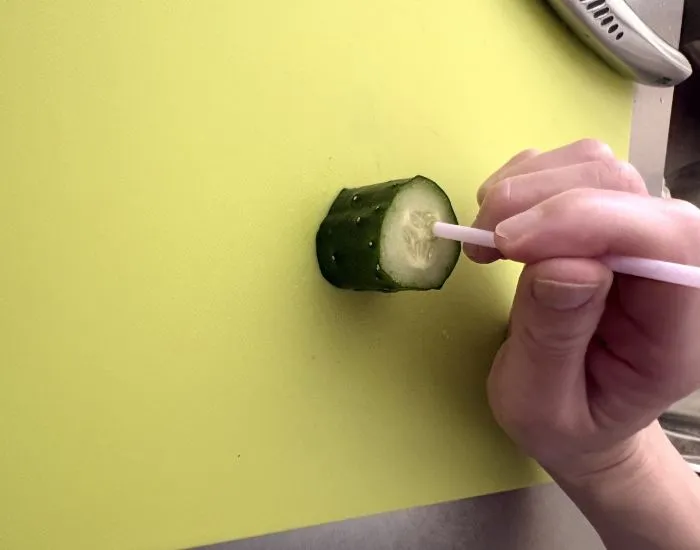 キュウリにストローで目を作っている様子