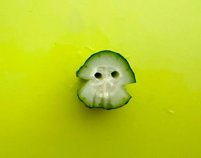 キュウリに歯の線を入れている様子