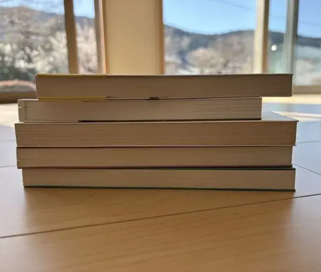 本を重ねた様子（撮影：grapeライフハック編集部）