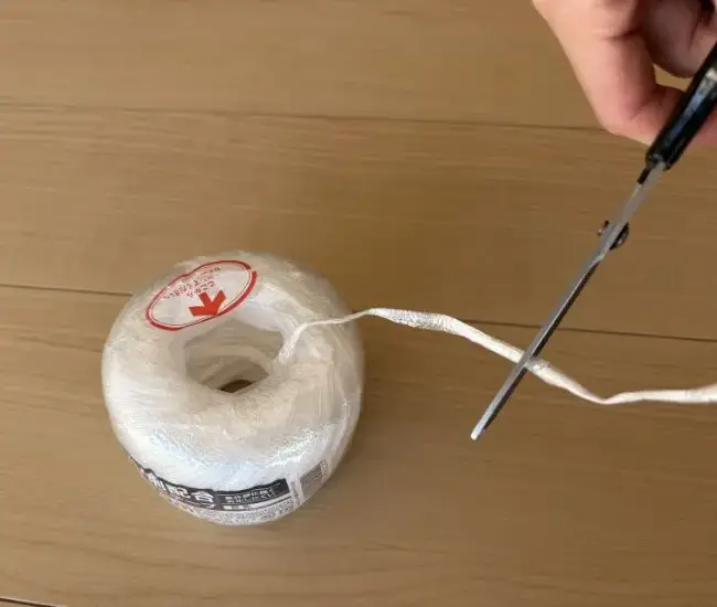ビニールひもを切った様子（撮影：grapeライフハック編集部）