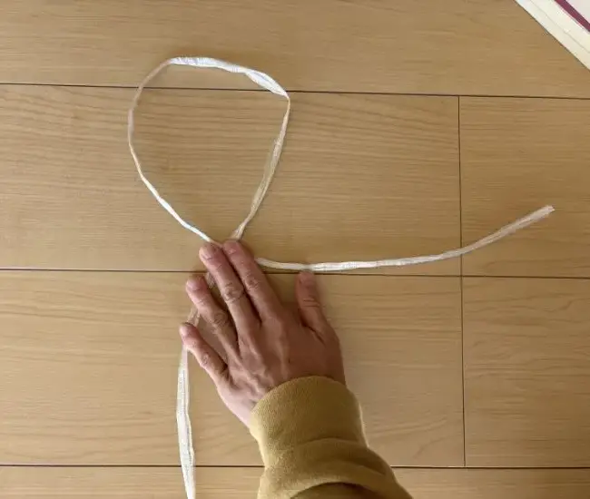 ひもを十字に置いた様子（撮影：grapeライフハック編集部）