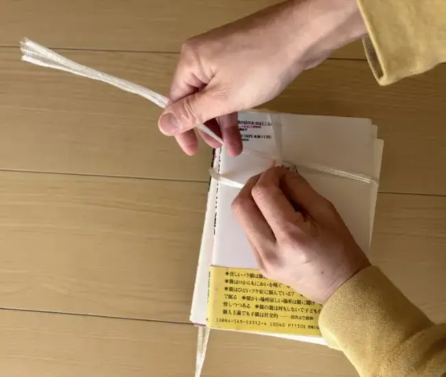 ひもを輪に通した様子（撮影：grapeライフハック編集部）
