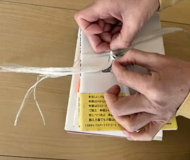 結び目をほどいている様子（撮影：grapeライフハック編集部）