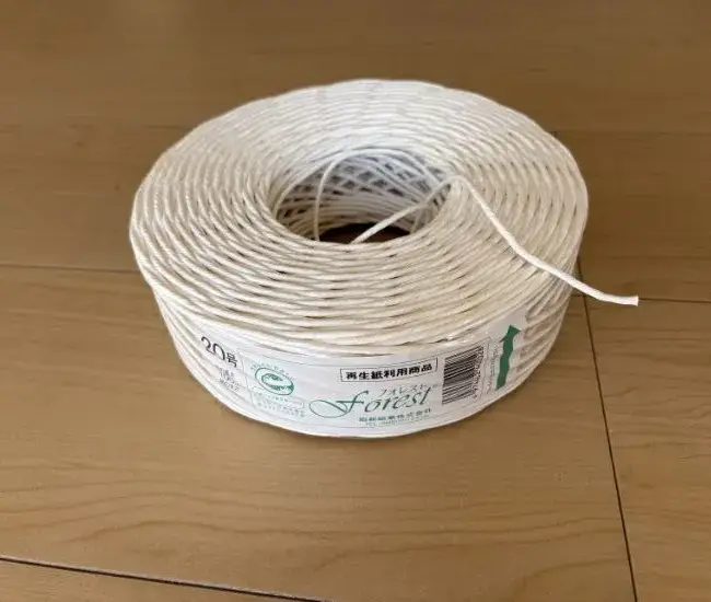 紙ひもで縛った様子（撮影：grapeライフハック編集部）