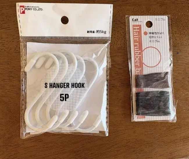 S字フックとポリウレタンバンド（撮影：grapeライフハック編集部）