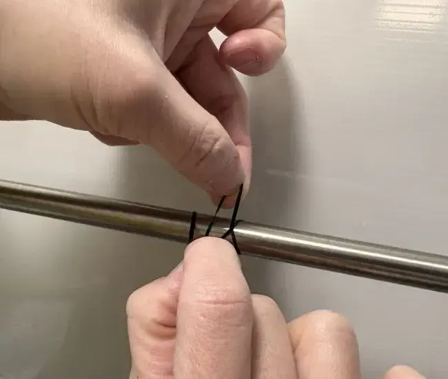 輪に通して固定している様子（撮影：grapeライフハック編集部）