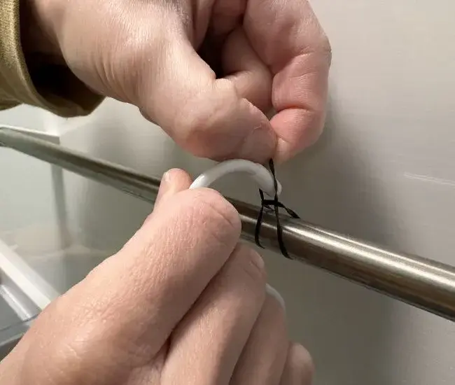 S字フックを取りつけた様子（撮影：grapeライフハック編集部）