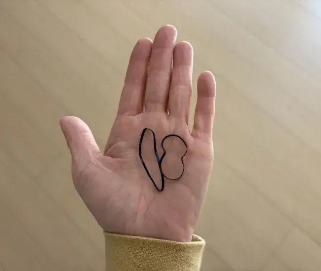 伸ばしすぎたポリウレタンバンド（撮影：grapeライフハック編集部）