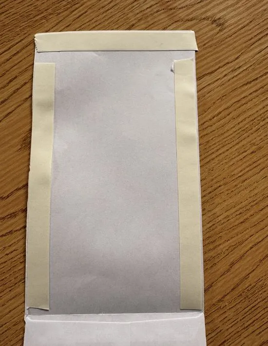 両面テープを貼った様子（撮影：grapeライフハック編集部）