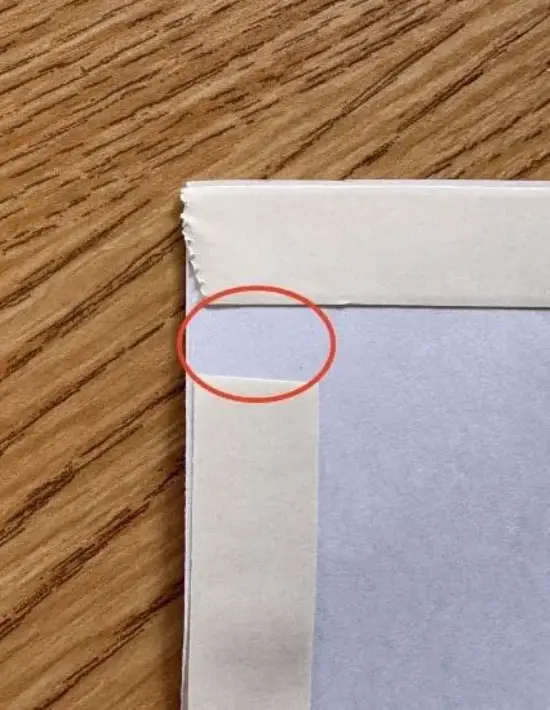 隙間を空けてテープを貼った様子（撮影：grapeライフハック編集部）