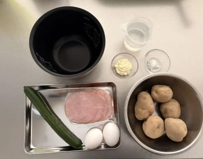 皮をむいたジャガイモ