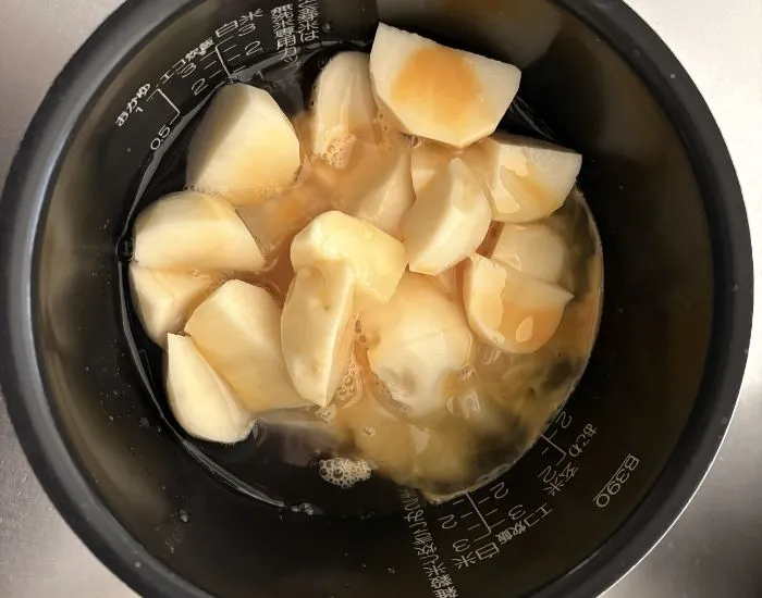 材料を炊飯釜に入れた様子