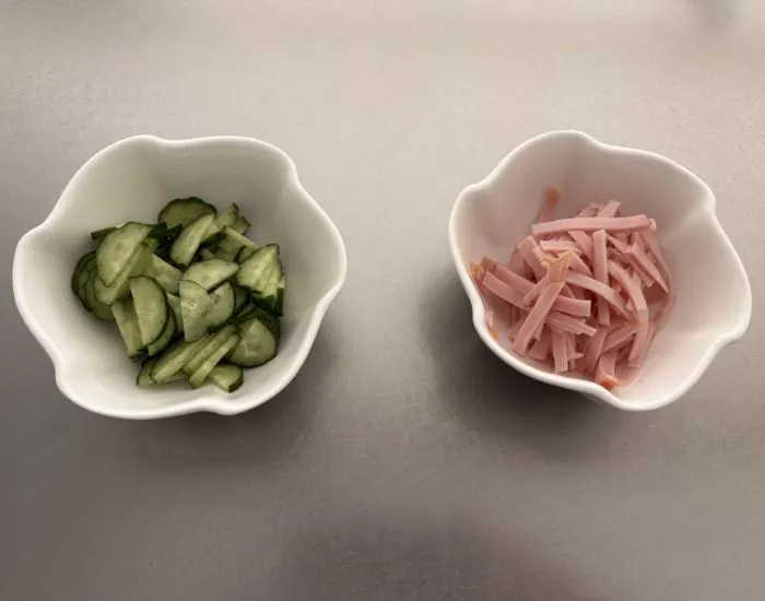 ハムとキュウリを切った様子