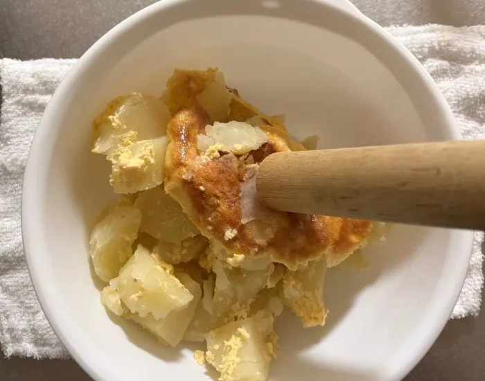 ジャガイモをつぶしている様子