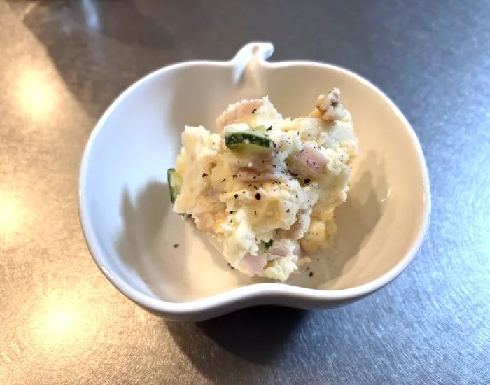 ブラックペッパーをかけたポテトサラダ